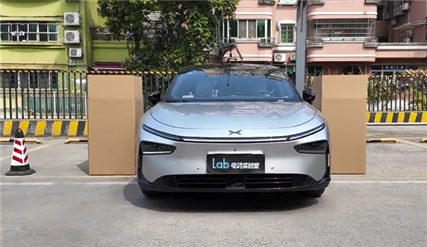 蔚小理华四车超窄车位自动泊车：智界R7冠绝全场对得起那四个字