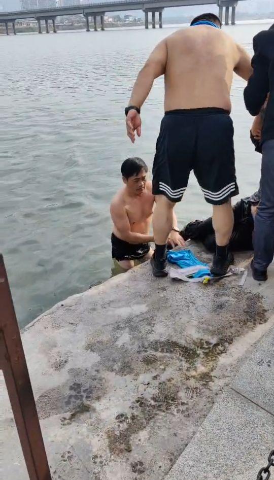 生死救援！张家界老奶奶河边洗衣落水，两跑友纵身一跃跳进澧水河救人