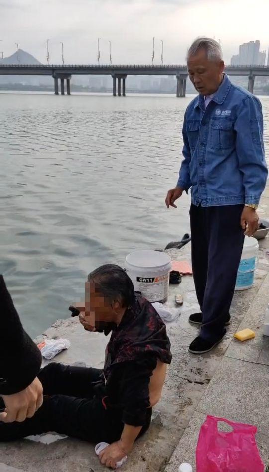 生死救援！张家界老奶奶河边洗衣落水，两跑友纵身一跃跳进澧水河救人