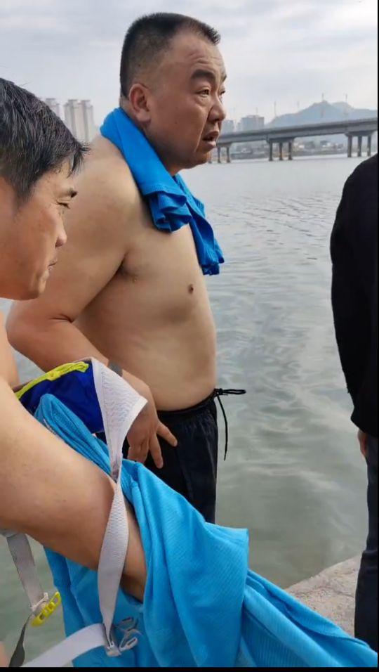 生死救援！张家界老奶奶河边洗衣落水，两跑友纵身一跃跳进澧水河救人